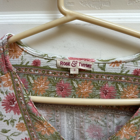 Floral V-Neck Ruffle Hem Top - Picture 2 of 2